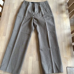 Our legacy borrowed chino - Vida byxor från our legacy i ull-blandning gjorda Portugal. Riktigt snygga och unika byxor i herringbone väv!! Hör av er vid fråg0r🐣