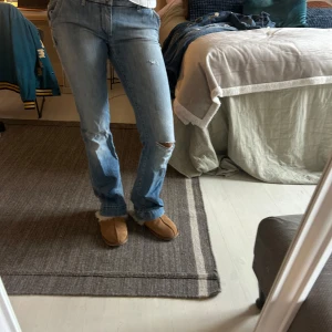 Lågmidjade ljusblåa bootcut jeans🩵💙 - Lågmidjade jeans med bootcut🩵