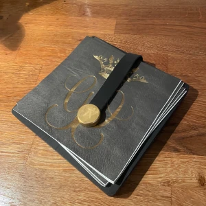 Servetthållare - Jättefin svart servetthållare med guld detalj Nypris 619kr