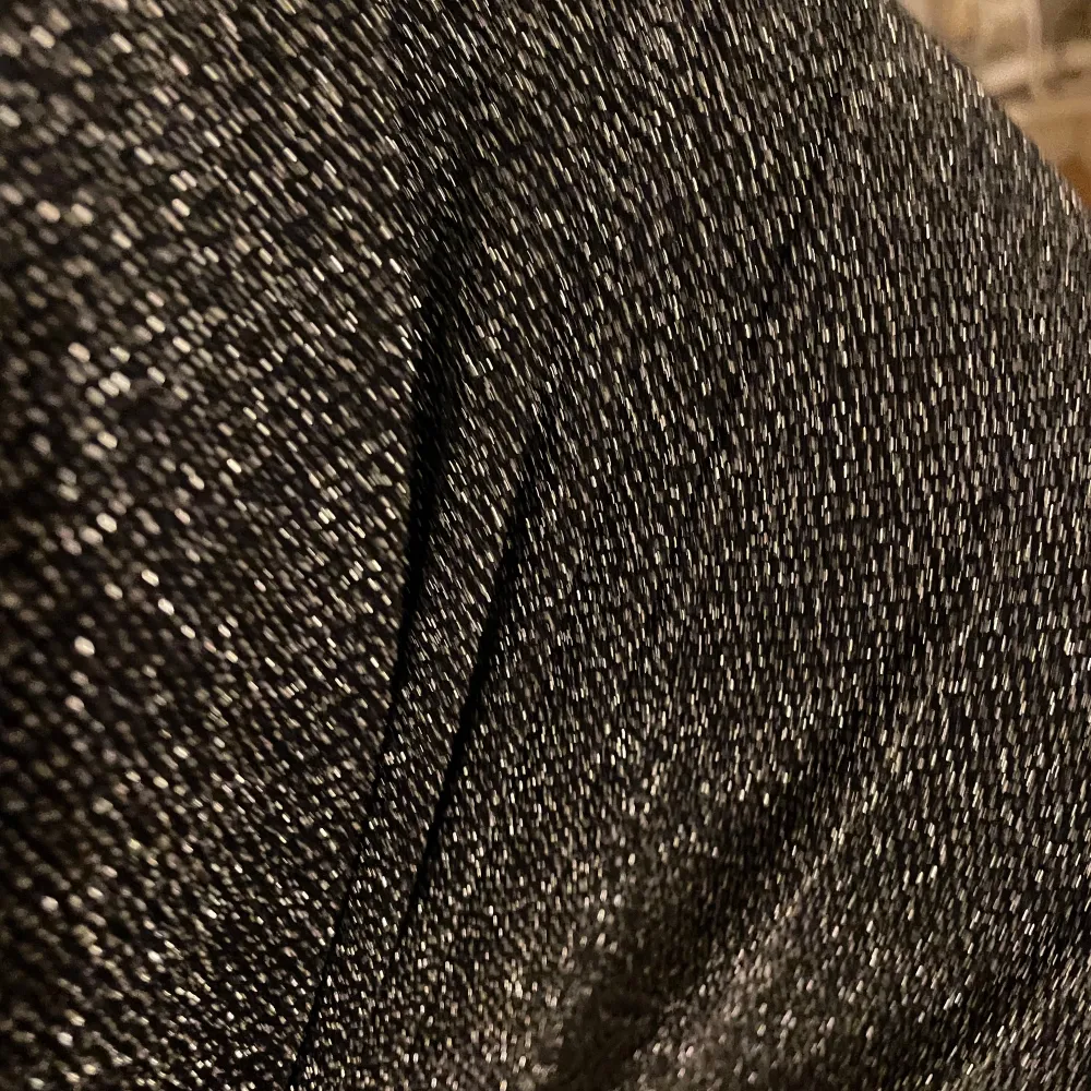 Snygg glittrig svart klänning från H&M Divided i storlek S. Den är tight och perfekt för festliga tillfällen. Klänningen är ärmlös och har en stilren design som framhäver figuren. Perfekt för en utekväll eller nyårsfest! ✨. Klänningar.