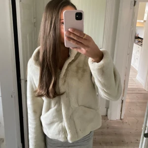 Pälsjacka  - Fin beige jacka, bra skick! Säljer då den inte kommer till användning🤍