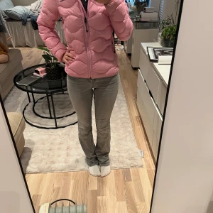 Peak performance dunjacka  - Rosa dunjacka. Använd några få gånger. I bra skick. Storlek xs. 