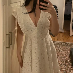 Vit klänning från Shein - Säljer en superfin vit klänning från Shein i storlek S. Den har ett vackert broderat mönster och volangdetaljer vid ärmarna. Perfekt för sommarens alla fester! 🌸