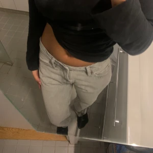 Ljusgrå jeans - Säljer ett par ljusgrå jeans i bra skick. De är straightform och lågmidjade, säljer pga dom är lite små på mig, defekter förekommer men dom syns knappt💕