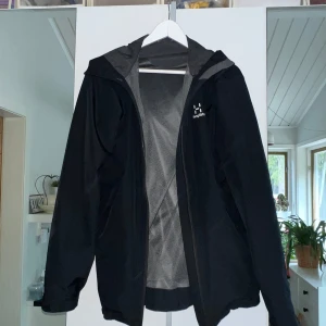 Haglöfs jacka - Säljer en svart vindjacka från Haglöfs i storlek S. Väldigt bra skick 10/10! Inte använd mycket..
