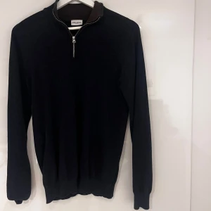John Henric half zip - Säljer denna skit snygga half zip tröja från John Henric. Tröjan kostar 900 kr från början och säljs nu endast för 350.  Tröjan är i ett bra skick. Storlek S. Vid fler frågor eller funderingar så är de bara att höra av er!😁