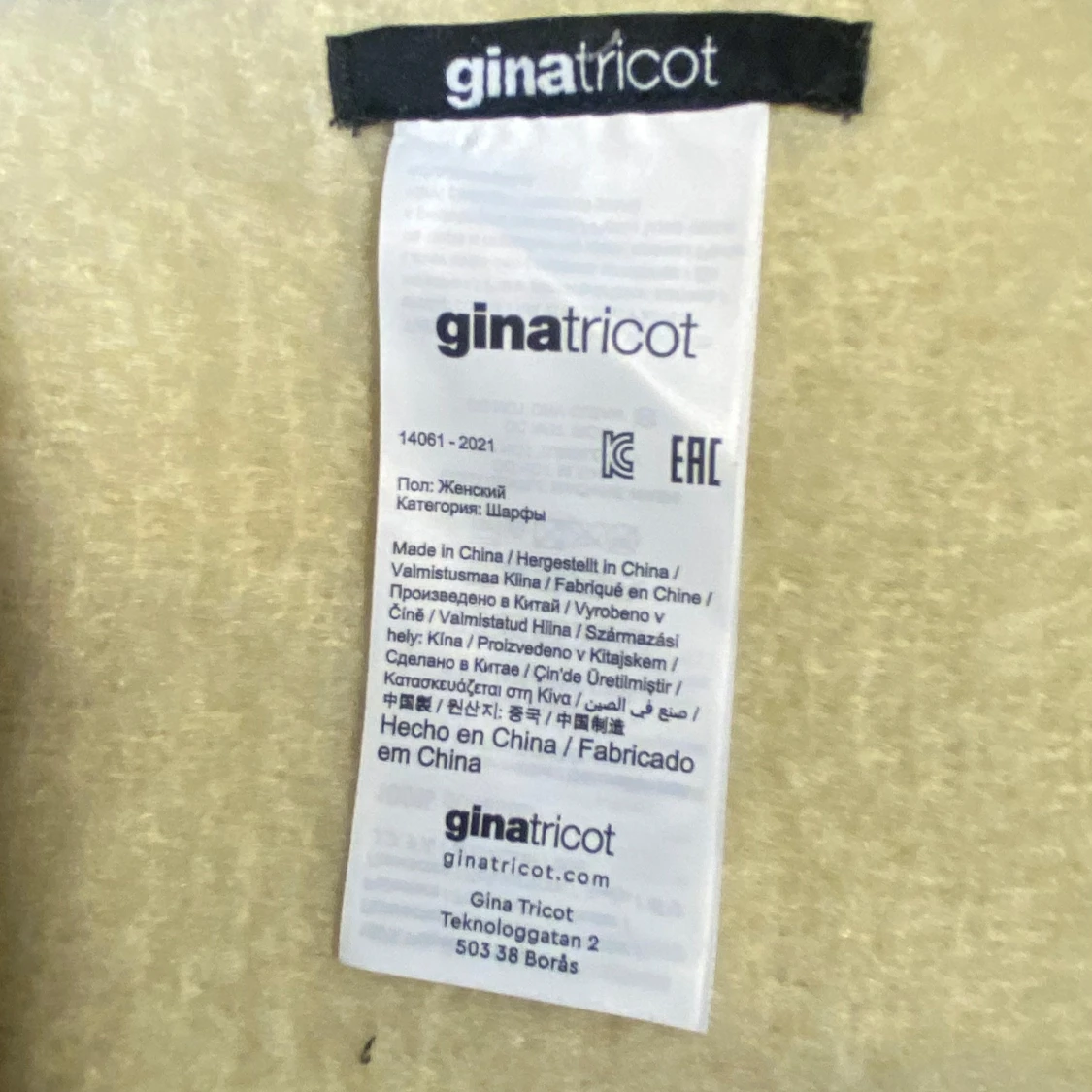 Gul halsduk från Gina tricot  - 90