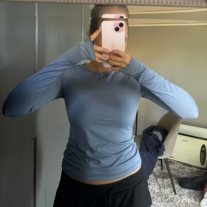 Långärmad topp  - Långärmad topp från WEEKDAY, aldrig använd! Storlek M Lång i ärmarna och stretchigt tyg! 