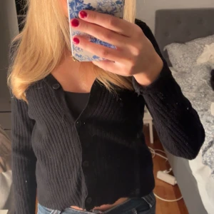 Kofta  - Fin kofta som jag köpt på vero Moda men som ärfrån pieces, hör av dig vid frågor❣️