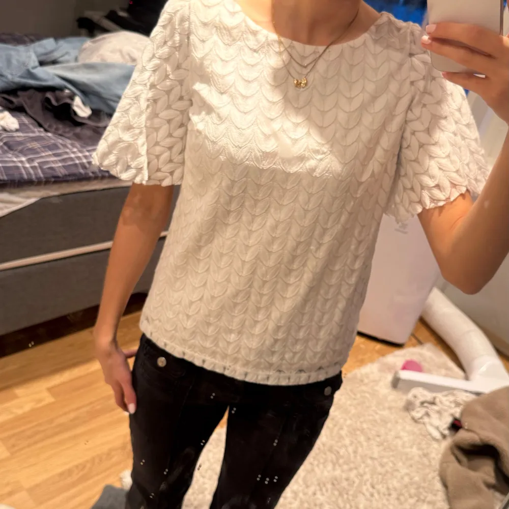 Fin vit blus men mönster från MQ, säljer då den tyvärr inte kommer till användning💕. Puserot.