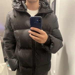 A Days March Dunjacka - Vinterjacka från A Days March, varm perfekt till höst/vinter/vår. Sparsamt använd väldigt bra skick. Ordinarie pris 3000 kr.