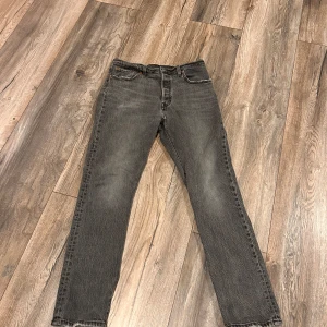 Jeans  - Säljer min Levis 501 som är för små för mig. Storleken finns på bild men kan även skriva här ( W29, L30 ) 