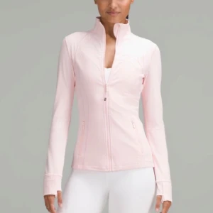 Lululemon Define Jacket - Säljer en så fin lululemon define jacket i storlek 6 som motsvarar en st 38. Skulle säga att den är liten i storleken så passar en st 36 också. Den är helt ny med prislappen kvar och aldrig använd. Endast testat den och va tyvärr för liten för mig så därför säljer jag den😊. Den är i färgen Strawberry Milkshake 🌸💕