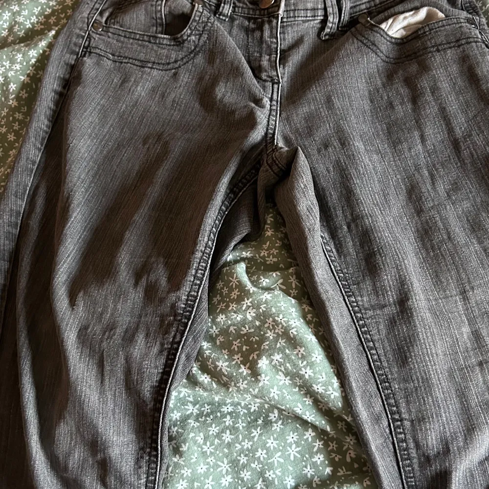 Grå/svarta jeans som är köpta i England på en liten butik. Använder inte längre därför säljer jag dem. Inte super använda men kan finnas tecken på användning, low/mid waiste. . Jeans & Byxor.