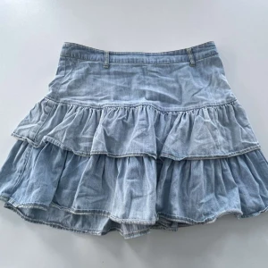 Jeanskjol med volanger  - Jeanskjol 💙 Mycket stor i storleken  Mycket bra skick 