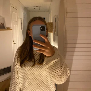 Vit stickad tröja - Mysig vit stickad tröja i oversized passform. Perfekt för höst och vinter med sitt luftiga mönster och långa ärmar. Den är superbekväm och passar till alla tillfällen när du vill hålla dig varm och stilren.🩷Inga defekter!