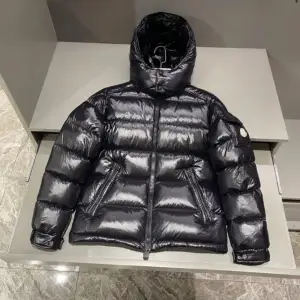 Väldigt fin o snygg Moncler maya. Bra kvalité håller dig väldigt varmt. Oanvänt. ‼️1-3 dagars leverans tid‼️(M,L,XL,XXL. Inne)