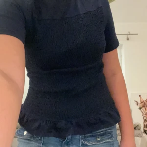 Jätte fin tröja från Gina tricot, säljer för att den är för liten för mig, pris in diskuteras  - En väldigt fin T-shirt från Gina, ändvänd:2 gånger 