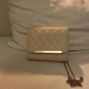 Fin väska - bra skick men kedjan har tappat lite färg