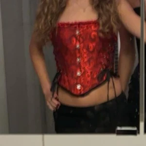 Röd korsett - En röd korsett som passar perfekt till ex halloween, använd en gång och kommer även med band till.  Pris kan diskuteras💗