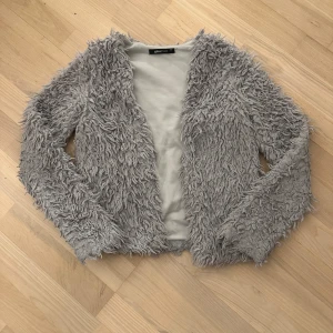 Kofta från Gina tricot  - Grå kofta från Gina tricot i storlek xxs. Koftan är i helt okej skick men synbart använd.