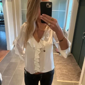 Vit blus  - säljer min så så fina blus från zara, använt fåtal gånger. 🙌🏻❣️ säljer pågrund av att den inte kommer till användning längre 🥰 lånade bilder !!