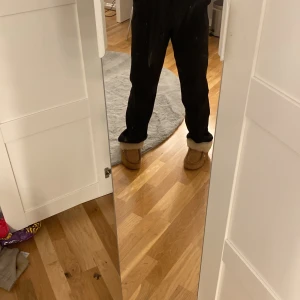 Säljer ett par kostymbyxor från Lindex💓 - Stl 152💓 jag är 155 men dem är lite för  långa för mej💓 bra skick💓dem är mid waist på mej💓 skriv om frågor eller intresse💓 pris kan diskuteras.💓