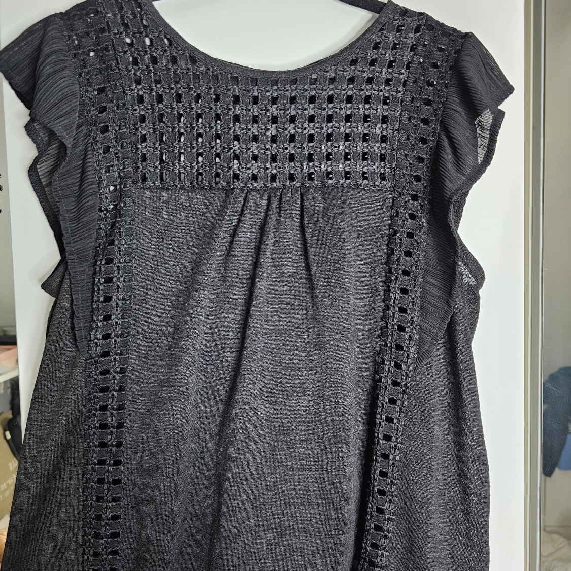 Svart topp med volangdetaljer