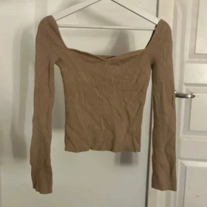 Stickad topp - Fin stickad topp som är väldigt mjuk och skön. Obetydligt använd - jättefint skick  Vet ej märke eller storlek tyvärr men passar XS/S