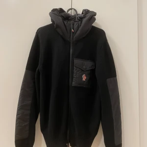 Svart jacka - Säljer en snygg svart Moncler cardigan. Jackan användas TRE gånger bara den har inte fått sin första tvätt än eftersom den är helt ny. Perfek för höst och vinter. Kvittot finns.