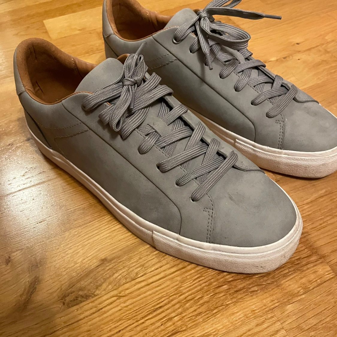 Grå sneakers från Zara - 90