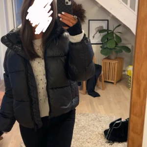 Vinterjacka - Snygg pufferjacka från H&M som är använd 1 vinter bara! Så den är i väldigt gott skick✨kommer inte komma till användning mer. Nypris 500kr