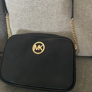 Väska - Helt oanvänd micheal kors väska som är inköpt från USA. Pris står kvar och finns. Väldigt fin. Pris kan diskuteras   