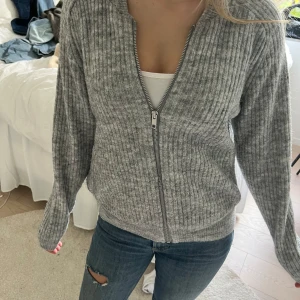 Zip kofta - Så snygg och najs zip kofta!! Älskar 