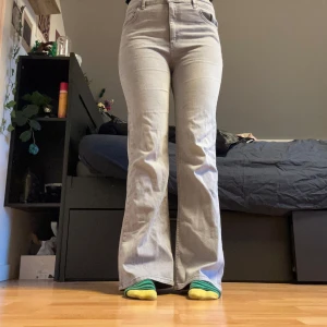 ljusgrå Bootcut jeans  - supercoola ljusgrå bootcut jeans som aldrig är använda! 💕Midja: 42cm Innerbenslängden: 81cm, står L men passar M också! använd köp nu! 