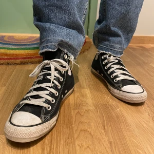 Svarta Converse  - Sparsamt använda converse-skor. Storlek 41. Köparen står för frakt. 