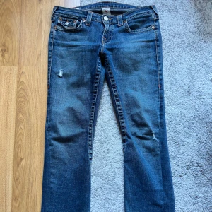 True Religion  - skitsnygga men kom inte till användning tyvärr☹️🙏 storlek 32 (midjemått rakt över ungefär 44cm), har snören innanför vid midjan så man kan knyta åt så de passar de flesta storlekarna🙏de är bootcut/straight💕 innerfickorna är sönder men inget som syns!