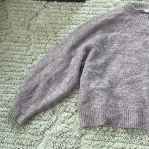 Stickad tröja - En mysig tröja som är lite overzie men sitter ändå kanska bea på men som brukar ha xs!