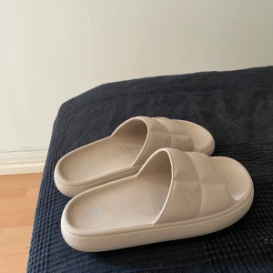 Slippers beige  - Aldrig använda, legat i garderoben. Står 37-38 på dom men jag har 38 och dom är lite för små 