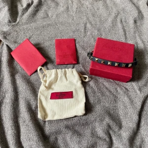 Valentino armband  - Rikigt snygg armband i bra skick!  Färg: Mörkblå med silver nitar  Skick: 8/10  Allt på bild följer med + extra nitar!  Hör av dig vid minsta lilla fundering 💭 