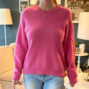 Stickad tröja  - Så mysig stickad tröja i ull och kahsmir 💖skulle säga att den sitter mer som en S. Nypris 699kr