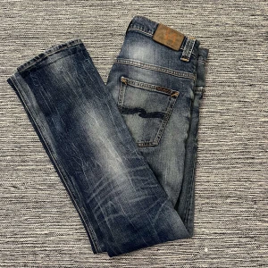  Nudie Jeans - Säljer ett par snygga blå jeans från Nudie Jeans i mycket bra skick. Helt nya knappt använda. Skit feta t hösten storlek 32/34