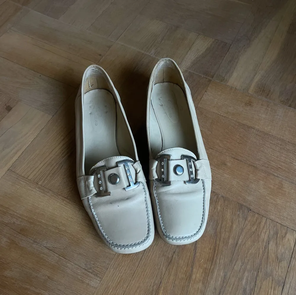 Krämvita loafers. Skor.