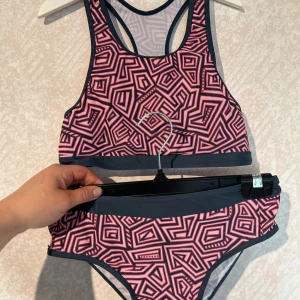 Bikini Lentiggini 170 - Snygg bikini från Lentiggini  Strl 170   Mycket fint skick   Hund finns i hemmet 