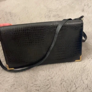 Axelremväska  - Minns ej vart den är ifrån, knappt använd 