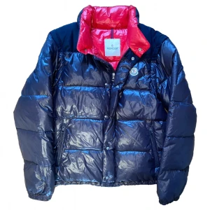 Moncler Andersen Jacket - - Navy Blue W/ Red Interior - Storlek: 3/M,L - Bra skick (8/10) - Nypris: 10.000 SEK
