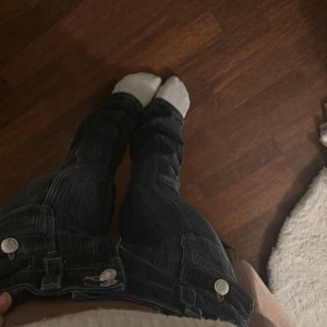 Coola jeans - Coola jeans som är prefekt för att piffa upp en vanlig outfit💕 är bootcut och low waist💕 str 158 men passar mig som brukar ha 24/32 i jeans 💕 inga defekter 💕