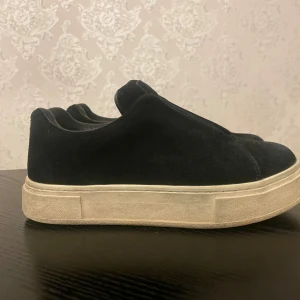 Eytys - Storlek 40, i rätt så bra skick.  Ny pris 1999kr, köpta för någon månad sen, så rätt så nya 