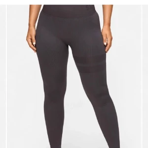 Gråa leggings från Stronger - Snygga gråa leggings från Stronger i ett stretchigt och bekvämt material. De är högmidjade och har en tight passform som sitter perfekt under träningen. 