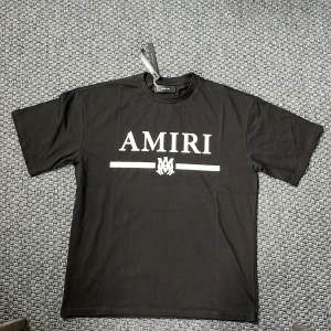 Amiri t shirt - Skick är 10/10 aldrig använd och säljs pågrund av att den e för stor